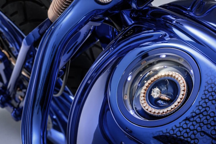 Đèn pha, hệ thống phuộc được làm từ vàng nguyên khối, ốc ghi đông được đính kim cương. Bên trái bình xăng, vị trí đối xứng với chiếc đồng hồ đắt tiền là vòng tròn và nhẫn kim cương được bọc vàng.