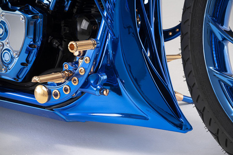 Động cơ CVO mạnh mẽ với dung tích 1.801 phân khối trên Softail Slim S của Harley-Davidson thiết kế không thay đổi so với nguyên bản, nó chỉ được làm mới ở bên ngoài với các chi tiết mạ vàng tinh xảo hơn.