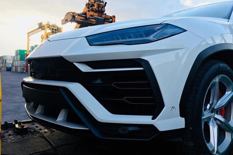 Theo chia sẻ của đại diện thương hiệu Lamborghini tại Hà Nội, cả 2 chiếc siêu SUV Lamborghini Urus lộ ảnh trên mạng xã hội vào chiều hôm qua đều được nhập khẩu chính hãng và đã có chủ nhân đặt mua. 1 chiếc sẽ định cư tại Hà Nội và chiếc còn lại sẽ được chuyển vào TP HCM do một khách hàng đặt trước.