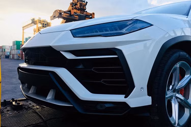 Theo chia sẻ của đại diện thương hiệu Lamborghini tại Hà Nội, cả 2 chiếc siêu SUV Lamborghini Urus lộ ảnh trên mạng xã hội vào chiều hôm qua đều được nhập khẩu chính hãng và đã có chủ nhân đặt mua. 1 chiếc sẽ định cư tại Hà Nội và chiếc còn lại sẽ được chuyển vào TP HCM do một khách hàng đặt trước.