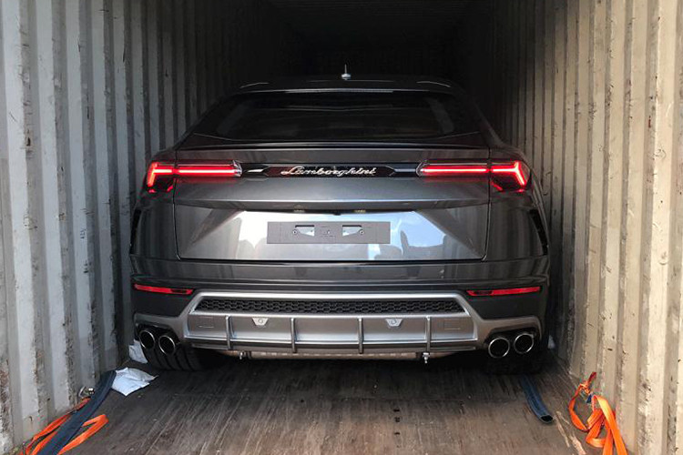 Về kích thước, Lamborghini Urus có trục cơ sở 3.003mm, tổng thể (Dài x Rộng x Cao) tương ứng (5.112 x 2.016 x 1.638)mm. Khoảng sáng gầm xe dao động từ 158mm tới 248mm tùy theo chế độ và điều khiển của treo khí nén. Thể tích khoang hành lý từ 616 lít đến 1.596 lít (gập ghế).