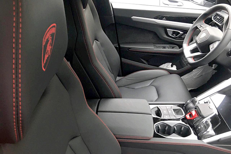 Lực hãm của khối động cơ V8 trên Lamborghini Urus đến từ cặp phanh bằng carbon-ceramic có kích thước 440 mm ở phía trước và 370 mm ở phía sau. Urus chính là chiếc xe có hệ thống phanh đĩa lớn nhất thế giới tính đến thời điểm hiện nay. Ngoài ra, đây cũng là chiếc xe Lamborghini hiếm hoi có khoang hành lý "hào phóng" khi có sức chứa 616 lít, khi gập 2 hàng ghế sau lại, sức chứa này có thể lên đến 1.596 lít.