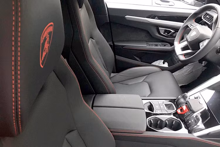 Lực hãm của khối động cơ V8 trên Lamborghini Urus đến từ cặp phanh bằng carbon-ceramic có kích thước 440 mm ở phía trước và 370 mm ở phía sau. Urus chính là chiếc xe có hệ thống phanh đĩa lớn nhất thế giới tính đến thời điểm hiện nay. Ngoài ra, đây cũng là chiếc xe Lamborghini hiếm hoi có khoang hành lý "hào phóng" khi có sức chứa 616 lít, khi gập 2 hàng ghế sau lại, sức chứa này có thể lên đến 1.596 lít.