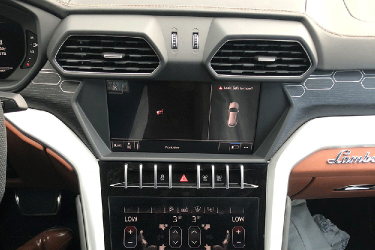 Ở bảng điều khiển trung tâm, Lamborghini Urus được trang bị 2 màn hình giải trí và kết nối hệ thống thông tin giải trí Lamborghini (LIS). Ở màn hình trên cùng sẽ đảm nhận nhiệm vụ như hệ thống thông tin giải trí, định vị, điện thoại và thông tin trạng thái xe. Màn hình phía dưới dùng để điều khiển các tính năng như điều hoà nhiệt độ, bàn phím.