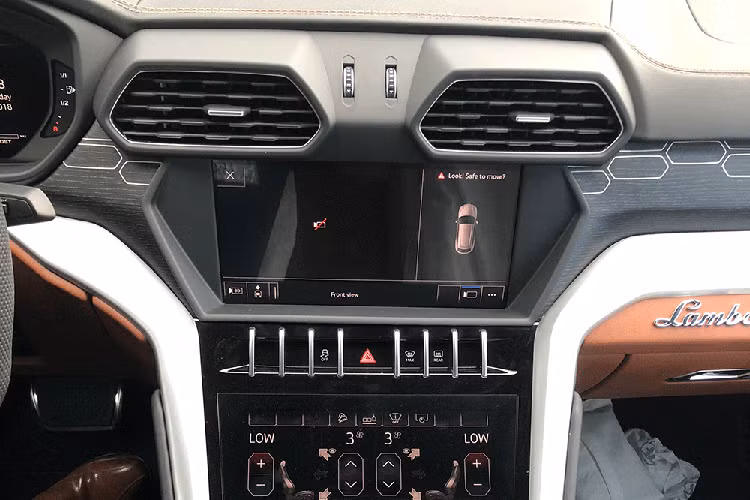 Ở bảng điều khiển trung tâm, Lamborghini Urus được trang bị 2 màn hình giải trí và kết nối hệ thống thông tin giải trí Lamborghini (LIS). Ở màn hình trên cùng sẽ đảm nhận nhiệm vụ như hệ thống thông tin giải trí, định vị, điện thoại và thông tin trạng thái xe. Màn hình phía dưới dùng để điều khiển các tính năng như điều hoà nhiệt độ, bàn phím.