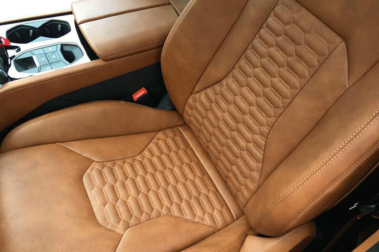 Lamborghini Urus được trang bị động cơ xăng V8, tăng áp kép, dung tích 4.0 lít, cho công suất tối đa 650 mã lực và mô-men xoắn cực đại 850 Nm. Động cơ kết hợp cùng hộp số tự động 8 cấp và hệ dẫn động 4 bánh giúp Lamborghini Urus có thể tăng tốc từ 0-100 km/h trong 3,6 giây trước khi đạt vận tốc tối đa 305 km/h.