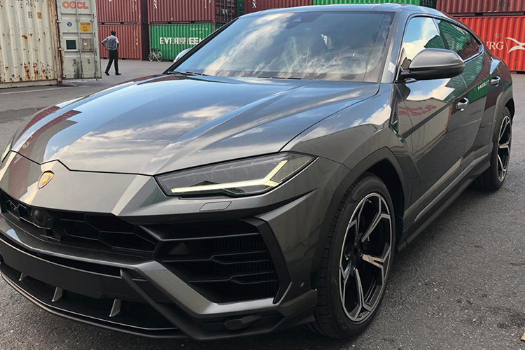 Như thông tin Kiến Thức đã đưa, vào chiều ngày 12/11/2018 vừa qua - những hình ảnh chụp cặp đôi siêu SUV Lamborghini Urus cập cảng Việt Nam đã được lan truyền chóng mặt trên mạng xã hội. Hai chiếc Lamborghini Urus, một màu trắng và chiếc còn lại màu ghi đang làm những thủ tục dỡ công ở cảng Hải Phòng cho thấy chúng cũng vừa mới được chuyển về qua đường biển.