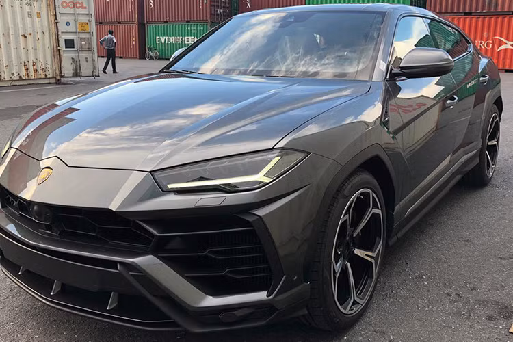 Như thông tin Kiến Thức đã đưa, vào chiều ngày 12/11/2018 vừa qua - những hình ảnh chụp cặp đôi siêu SUV Lamborghini Urus cập cảng Việt Nam đã được lan truyền chóng mặt trên mạng xã hội. Hai chiếc Lamborghini Urus, một màu trắng và chiếc còn lại màu ghi đang làm những thủ tục dỡ công ở cảng Hải Phòng cho thấy chúng cũng vừa mới được chuyển về qua đường biển.