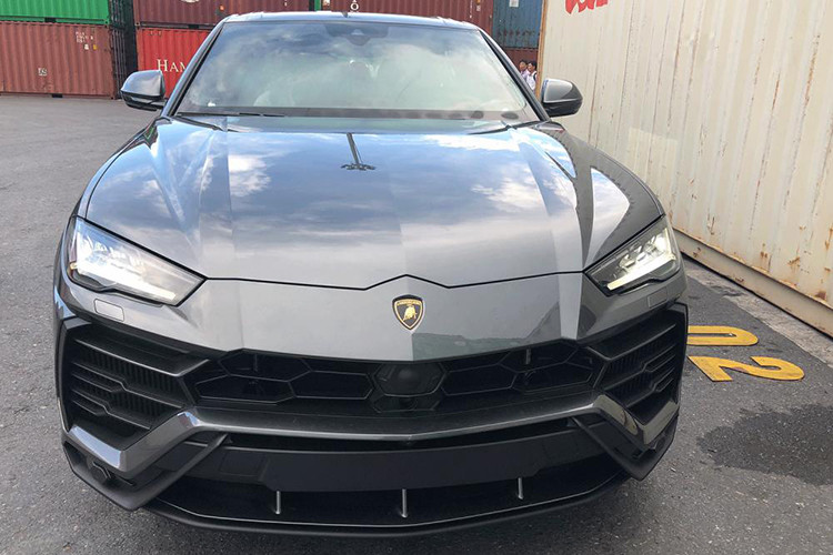 Giá bán chính hãng của Lamborghini Urus tại Việt Nam chưa được tiết lộ, chỉ biết rằng, tại thị trường châu Âu, siêu SUV nhà Lamborghini có giá bán khởi điểm vào khoảng 172.000 Euro (tương đương 4,6 tỷ đồng). Tại đảo quốc sư tử, Lamborghini Singapore chào bán Urus chính hãng với mức giá 13,5 tỷ đồng.