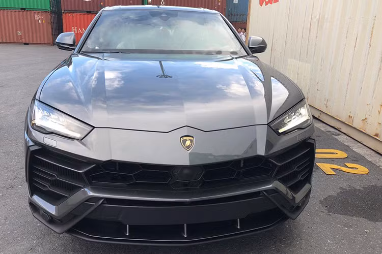 Giá bán chính hãng của Lamborghini Urus tại Việt Nam chưa được tiết lộ, chỉ biết rằng, tại thị trường châu Âu, siêu SUV nhà Lamborghini có giá bán khởi điểm vào khoảng 172.000 Euro (tương đương 4,6 tỷ đồng). Tại đảo quốc sư tử, Lamborghini Singapore chào bán Urus chính hãng với mức giá 13,5 tỷ đồng.
