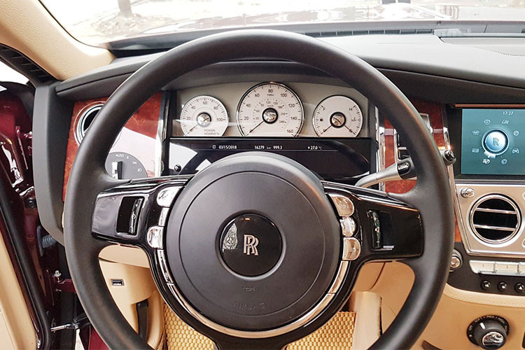 Không chỉ sở hữu ngoại thất cải tiến Ghost còn nổi bật nhờ thiết kế nội thất sang trọng và những tính năng hiện đại. Có thể kể đến hệ thống đèn mờ trang nhã, tay nắm cửa mạ sáng, lỗ thông hơi hình nhãn cầu, hệ thống âm thanh hàng đầu 600 W được truyền tải qua bộ âm ly 10 kênh và 16 loa trong đó có hai loa trầm đặt trên sàn...