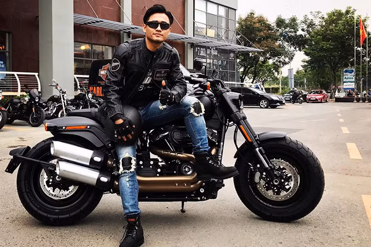 Được chính thức đi vào hoat động từ 30/11/2013, showroom Harley-Davidson Sài Gòn với đầy đủ các dịch vụ theo tiêu chuẩn toàn cầu. Đây không chỉ là nơi trưng bày các mẫu xe, phụ kiện cũng như bảo hành, bảo dưỡng mà còn là nơi để các “tín đồ” của thương hiệu mang tính biểu tượng của ngành công nghiệp xe mô tô nước Mỹ thỏa niềm đam mê.