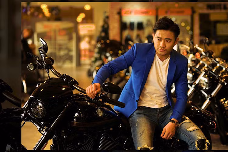 Diễn Viên Quý Bình đốn tim fan nữ của mình khi xuất hiện bên dàn xe môtô khủng Harley-Davidson tại TP HCM. Được biết, ngoài niềm đam mê với nghiệp diễn, diễn viên Quý Bình còn là một người đam mê xe cộ và tốc độ - đặc biệt là các dòng xe môtô phân khối lớn.