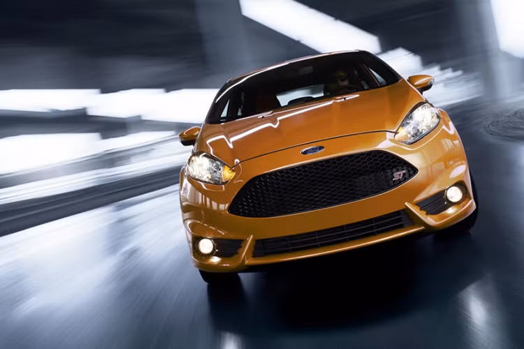 Được phát triển từ phiên bản Fiesta ST trước đây, mẫu hatchback thể thao Ford Fiesta phiên bản mới này cũng sở hữu ngoại hình "chiến" hơn những chiếc Fiesta bình thường. Ngoài ra, bộ mâm 5 cánh 17 inch của xe cũng có màu đen mờ đặc biệt, ẩn phía sau là hệ thống phanh thể thao với các má phanh sơn đỏ nổi bật.