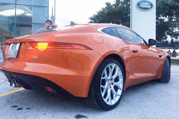 Mui xe được vuốt dài phía sau tương tự nhiều mẫu xe GT khác trong làng xe hơi thế giới. Tuy nhiên có thể dễ dàng nhận diện bởi cụm đèn hậu LED kéo dài sang hai bên và ống xả đôi đặt ở trung tâm - một chi tiết để phân biệt giữa phiên bản động cơ V6 và V8.