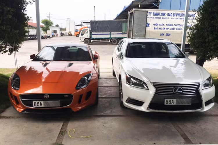 Ngoài Jaguar F-Type S màu cam, tay chơi Bình Thuận còn sở hữu một chiếc sedan hạng sang của Lexus mang ngoại thất trắng muốt.Thiết kế của F-Type Sđược nhiều người đánh giá là đẹp mắt và tinh tế giống như những mẫu sedan Jaguar cao cấp. Lưới tản nhiệt hình tổ ong được chia thành 2 phần riêng biệt, cạnh bên là hai mang thoát khí. 