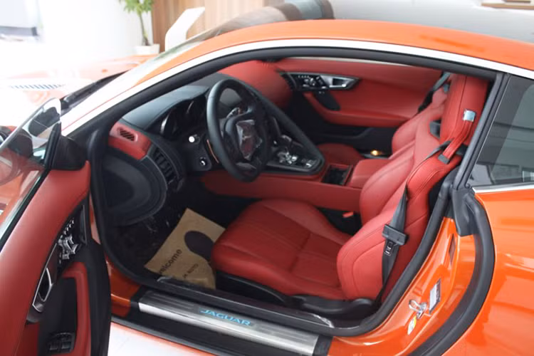 Ngoài bộ áo cam ở ngoại thất, bên trong khoang lái chiếc Jaguar F-Type S cũng được khoác áo đỏ nổi bật. Nội thất bên trong Jaguar F-Type mang cảm hứng từ buồng lái của một chiến đấu cơ tập trung vào người điều khiển. Các nút bấm được sắp xếp đơn giản khoa học sao cho dễ sử dụng ngay cả khi đang di chuyển tốc độ cao trên đường.