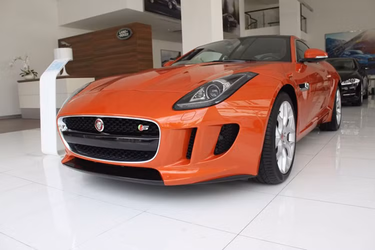 Hiện chưa rõ mức giá bán dành cho chiếc Jaguar F-Type S màu cam khi về garage tay chơi Bình Thuận, chỉ biết rằng, tại Mỹ mẫu xe được chào bán với mức giá 77.000 USD. Tại thị trường Việt Nam, vào thời điểm trước tháng 7/2016 mẫu xe này sau khi nộp đủ các loại thuế để ra biển trắng sẽ có giá gần 5 tỷ đồng.