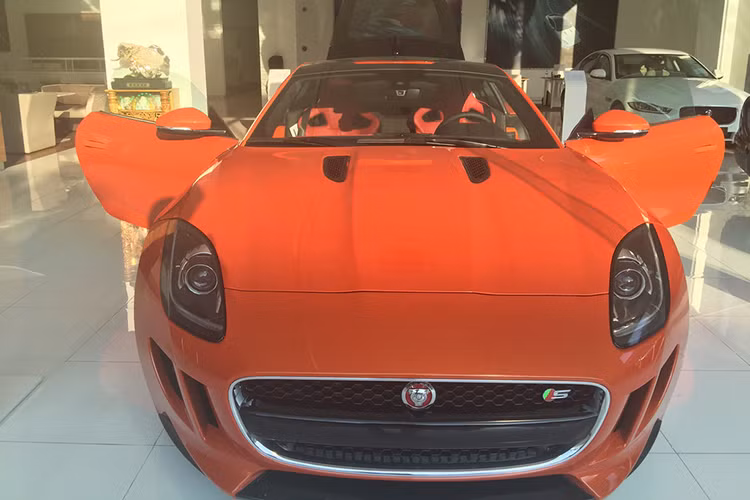 Mẫu xe này được miêu tả có kiểu dáng thiết kế hiện đại nhưng vẫn khơi dậy các giá trị truyền thống về dòng xe thể thao của Jaguar. Phần đầu xe sử dụng đèn pha bi-xenon cùng dải đèn LED định vị chiếu sáng ban ngày. Thân xe thiết kế khí động học cùng bộ mâm hợp kim đa chấu.