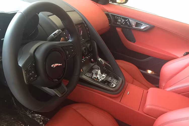 Một số điểm đáng chú ý bao gồm; ghế ngồi chỉnh điện 11 vị trí, vô lăng thể thao 3 chấu với phím bấm tiện ích cùng 3 chế độ lái (Bình thường, Tuyết và Thể thao), hệ thống âm thanh Meridian 12 loa, hệ thống chiếu sáng tuỳ chỉnh, màn hình cảm ứng 8 inch, ghế ngồi điều chỉnh 14 hướng,...