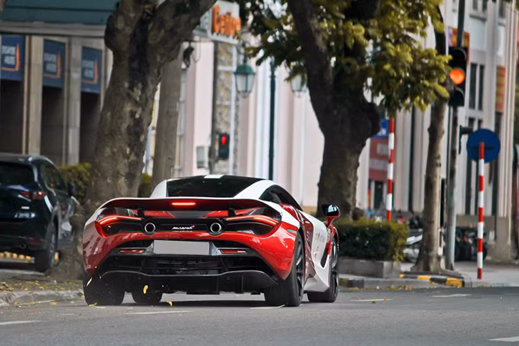 Mức giá siêu xe McLaren 720S tại thị trường nước ngoài là 208.600 Bảng (tương đương 5,8 tỷ đồng). Nếu lăn bánh trên đường phố Việt Nam với biển trắng (đóng đầy đủ thuế, phí), chủ nhân của siêu xe McLaren 720S mới này sẽ phải bỏ ra số tiền không dưới 18,6 tỷ đồng.