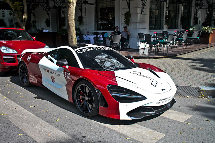 Chỉ 30 phút sau khi nhận siêu xe McLaren 720S, nam thanh niên 23 tuổi đã cầm lái siêu phẩm này dạo phố Hà Nội. Dưới sự điều khiển của chàng trai sinh năm 1996 này, chiếc siêu xe McLaren 720S đã có những màn tăng tốc ấn tượng và còn khoe "tiếng thở" của ống xả độ Capristo khiến không ít người dân ở Thủ Đô choáng ngợp.