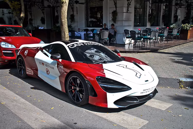 Chỉ 30 phút sau khi nhận siêu xe McLaren 720S, nam thanh niên 23 tuổi đã cầm lái siêu phẩm này dạo phố Hà Nội. Dưới sự điều khiển của chàng trai sinh năm 1996 này, chiếc siêu xe McLaren 720S đã có những màn tăng tốc ấn tượng và còn khoe "tiếng thở" của ống xả độ Capristo khiến không ít người dân ở Thủ Đô choáng ngợp.