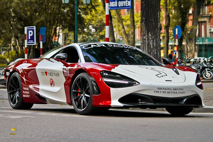 Động cơ kết hợp với hộp số SSG ly hợp kép 7 cấp, nhờ đó, siêu xe McLaren 720S có thể tăng tốc từ vị trí xuất phát lên 100 km/h chỉ trong thời gian 2,9 giây và giảm tốc từ 100-0 km/h trong 2,8 giây. Vận tốc tối đa của siêu xe McLaren 720S là 341 km/h.