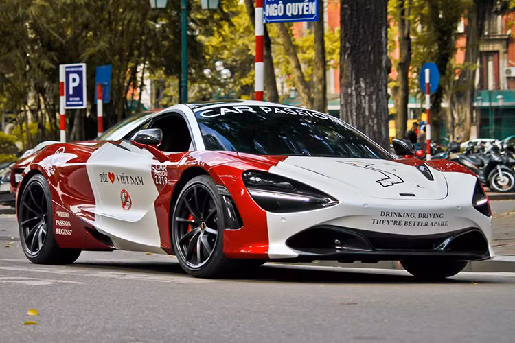 Động cơ kết hợp với hộp số SSG ly hợp kép 7 cấp, nhờ đó, siêu xe McLaren 720S có thể tăng tốc từ vị trí xuất phát lên 100 km/h chỉ trong thời gian 2,9 giây và giảm tốc từ 100-0 km/h trong 2,8 giây. Vận tốc tối đa của siêu xe McLaren 720S là 341 km/h.