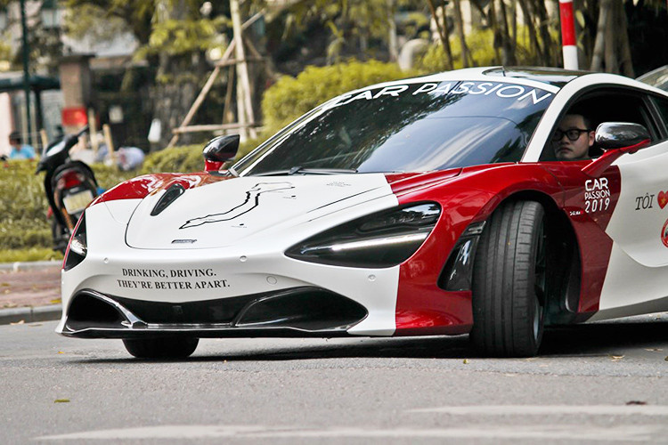 Chiếc siêu xe McLaren 720S mới xuất hiện tại Hà Nội nguyên bản có màu đỏ Memphis. Xe sử dụng khối động cơ V8, tăng áp kép, dung tích 4.0 lít mới, tạo ra công suất tối đa 720 mã lực tại vòng tua máy 7.000 vòng/phút và mô-men xoắn cực đại 770 Nm tại vòng tua máy 5.500 vòng/phút.