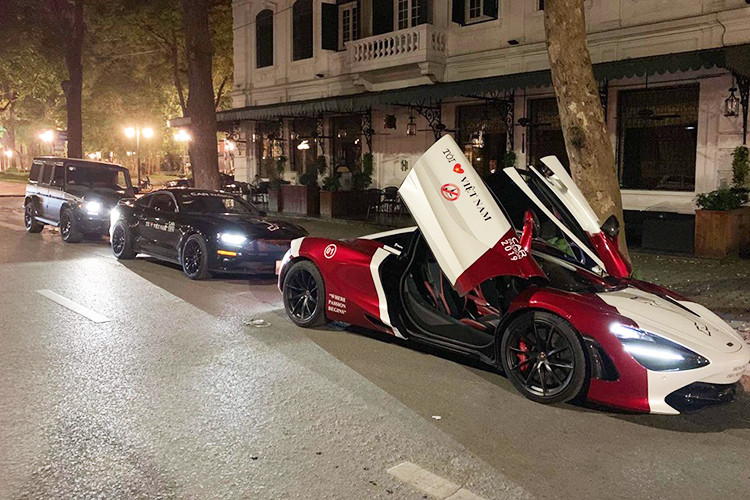 Sau gần 2 ngày nằm yên vị trên chiếc xe chuyên dụng di chuyển từ Sài Gòn, siêu xe McLaren 720S cũng đã có mặt tại Hà Nội vào cuối tuần vừa qua. Chủ nhân của chiếc xe dẫn đoàn Car Passion 2019 không bay ra Thủ Đô để nhận xe mà nhờ một nam thanh niên sinh năm 1996 đảm nhận.