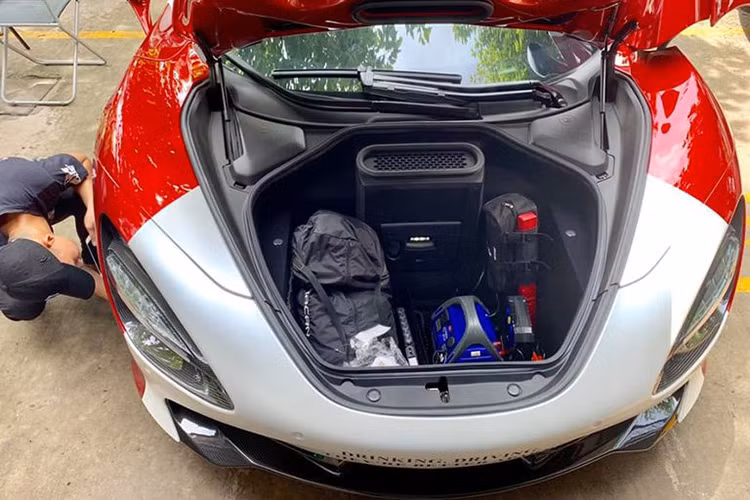 Sở dĩ chiếc siêu xe của trưởng đoàn Car &amp; Passion 2019 có mặt tại Hà Nội trước 5 ngày diễn ra hành trình siêu xe lớn nhất Việt Nam là để làm nóng hành trình này với những người dân Thủ Đô. Người điều khiển chiếc McLaren 720S trong những ngày này sẽ là nam thanh niên 23 tuổi.