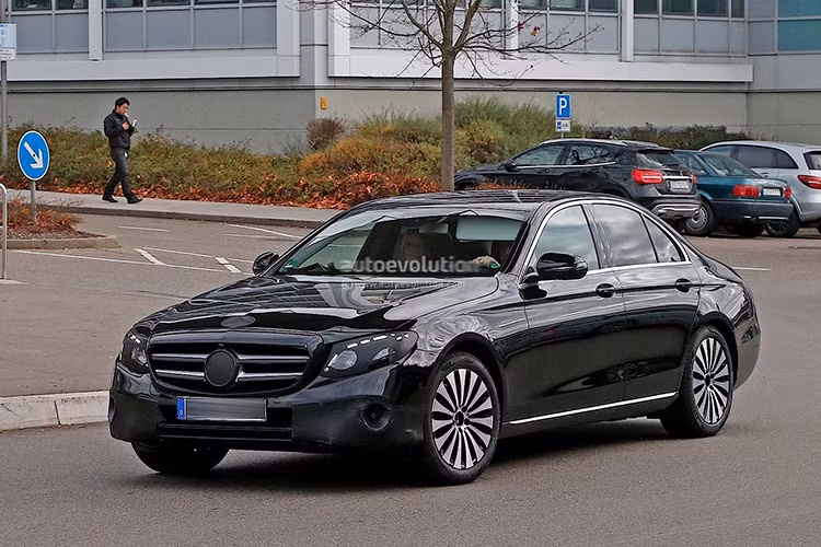 Chính vì sự quan trọng của E-Class nên hãng xe Đức mới chọn Mỹ, thị trường xe lớn thứ 2 thế giới, là nơi trình làng nó vào thời gian sắp tới. Dự kiến sẽ là triển lãm Los Angeles sắp diễn ra tơi đây.