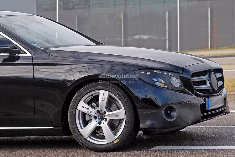 Từ thiết kế đến kích thước tổng thể, E-Class 2017 vẫn làm đúng nhiệm vụ của nó: đứng giữa dòng S-Class hàng đầu và C-Class nhỏ gọn hơn.