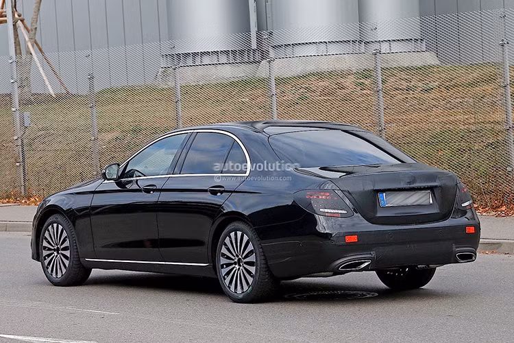 Mercedes sẽ giới thiệu một động cơ dầu 2.0L tăng áp thay thế khối động cơ dầu 2.1L của thế hệ cũ. Bên cạnh động cơ mới, dàn động cơ I4 xăng tăng áp, I6 3.0L và động cơ V8 4.0L tăng áp kép sẽ cung cấp sức mạnh cho các phiên bản cao cấp hơn.