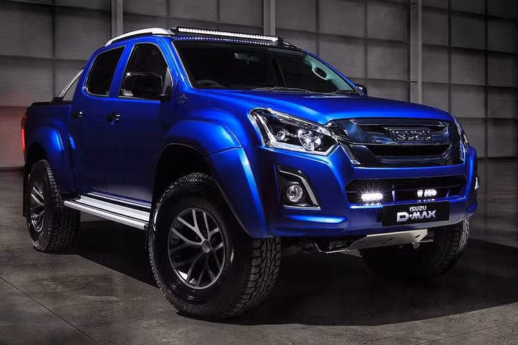 Ra mắt tại triển lãm xe thương mại tổ chức ở Birmingham, Anh Quốc, bán tải Isuzu D-Max Safir là sản phẩm hợp tác giữa Isuzu và hãng nâng cấp xe offroad tới từ Ai-len Arctic Trucks. Như vậy, đây là lần thứ 2 Arctic Trucks phát triển cho Isuzu một mẫu bán tải đặc biệt, khi cách đây 2 năm liên minh này đã từng bắt tay nhau để tạo ra chiếc D-Max AT35.