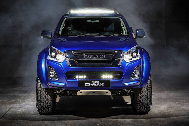 Tên gọi của mẫu xe bán tải Isuzu D-Max Safir xuất phát từ màu xanh dương Sapphire Blue Mica đặc biệt của chiếc xe, với sắc sơn giống như những viên đá lam ngọc quý giá. Tuy nhiên Isuzu đã không chỉ đơn thuần sơn lại màu để khiến ngoại thất của xe trở nên ấn tượng hơn.