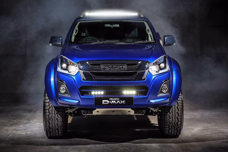 Tên gọi của mẫu xe bán tải Isuzu D-Max Safir xuất phát từ màu xanh dương Sapphire Blue Mica đặc biệt của chiếc xe, với sắc sơn giống như những viên đá lam ngọc quý giá. Tuy nhiên Isuzu đã không chỉ đơn thuần sơn lại màu để khiến ngoại thất của xe trở nên ấn tượng hơn.