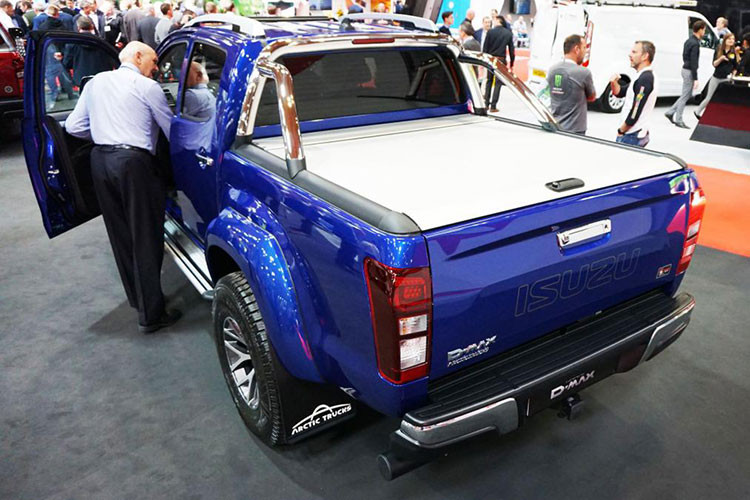 Ở bên dưới nắp ca-pô, D-Max Safir tiếp tục sử dụng động cơ diesel thế hệ mới 1.9L Ddi Blue Power với công nghệ tăng áp biến thiên VGS và phun nhiên liệu trực tiếp dùng đường dẫn chung, đạt công suất 160 mã lực và mô-men xoắn 360Nm. Động cơ này kết hợp với hộp số tự động 6 cấp và hệ dẫn động 4 bánh.