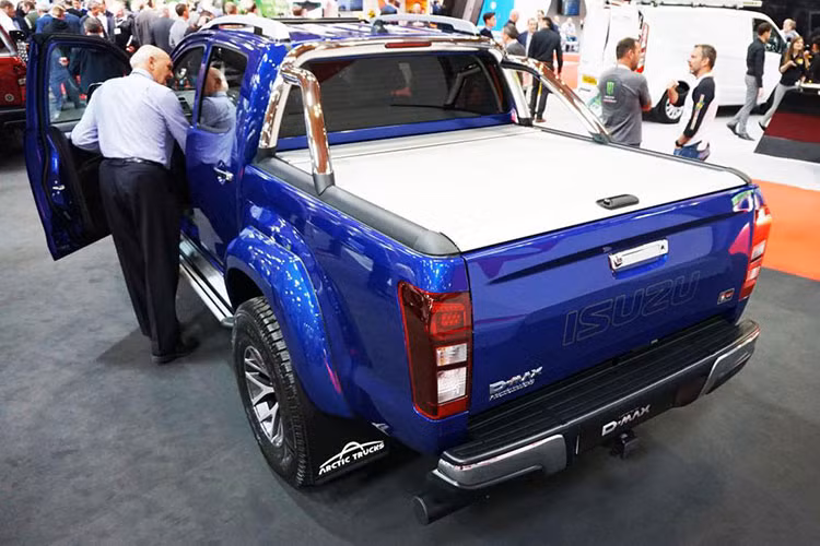 Ở bên dưới nắp ca-pô, D-Max Safir tiếp tục sử dụng động cơ diesel thế hệ mới 1.9L Ddi Blue Power với công nghệ tăng áp biến thiên VGS và phun nhiên liệu trực tiếp dùng đường dẫn chung, đạt công suất 160 mã lực và mô-men xoắn 360Nm. Động cơ này kết hợp với hộp số tự động 6 cấp và hệ dẫn động 4 bánh.