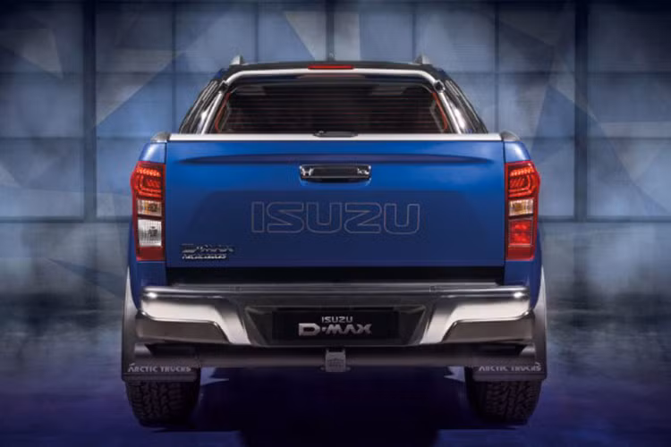 Ngoài ra, hãng xe ôtô Isuzu còn lắp thêm cho D-Max bộ LED bar trên nóc, bạt che thùng Mountain Top, cặp đèn LED Lazer Lights cùng ốp gầm dưới cản trước, bộ lốp gai địa hình và bộ mâm 17 x 10 inch AT 6 cánh được cắt kim cương.