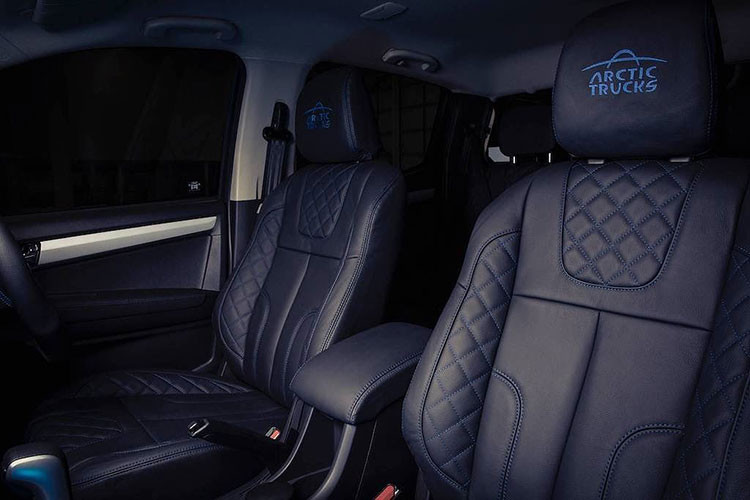 Trên mỗi tựa đầu ghế được thêu logo Arctic Trucks, trong khi tay lái thể thao vát đáy cũng được bọc kết hợp giữa da và nhung. Về trang bị, phiên bản này có dàn âm thanh cao cấp với 9 loa được kết nối với hệ thống thông tin giải trí màn hình cảm ứng 9 inch, bộ sạc không dây, camera trước theo dõi điểm mù...
