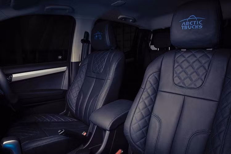 Trên mỗi tựa đầu ghế được thêu logo Arctic Trucks, trong khi tay lái thể thao vát đáy cũng được bọc kết hợp giữa da và nhung. Về trang bị, phiên bản này có dàn âm thanh cao cấp với 9 loa được kết nối với hệ thống thông tin giải trí màn hình cảm ứng 9 inch, bộ sạc không dây, camera trước theo dõi điểm mù...