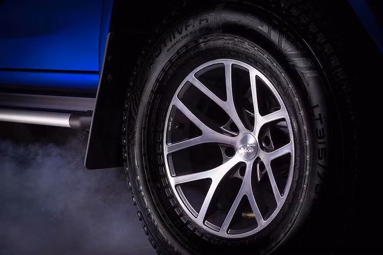 Ngoài thiết kế ngoại thất ấn tượng, phía bên trong trong cabin - Arctic Trucks đã biến nội thất của D-Max Safir cao cấp không thua gì những mẫu xe hạng sang với toàn bộ các ghế ngồi bọc da, chần chỉ tinh xảo.