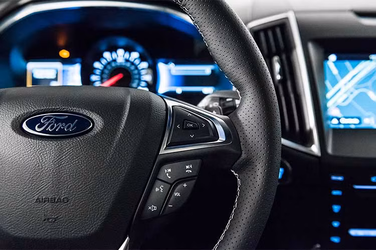 Tại thị trường Mỹ, phiên bản Ford Edge cao cấp nhất là ST được trang bị động cơ V6 dung tích 2,7 lít, sản sinh công suất tối đa 330 mã lực và mô-men xoắn cực đại đạt 515Nm. Tuy nhiên, biến thể này sẽ không được bán ra tại châu Âu cũng như ở thị trường Anh. Những chiếc Edge tại Anh sẽ sử dụng động cơ diesel có dung tích 2,2 lít.