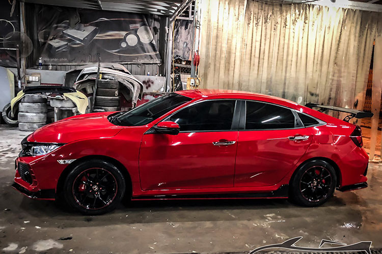 Hầu hết các chủ xe muốn nâng đời thành Honda Civic Type R có mức giá tiền tỷ trên thị trường hiện nay đều chọn phương án nhập khẩu bodykit của bản Type R từ nước ngoài, điều này giúp cho việc lắp đặt trở nên dễ dàng hơn khi các xưởng độ chỉ cần tinh chỉnh vài chi tiết là có thể lắp vừa Civic tiêu chuẩn.