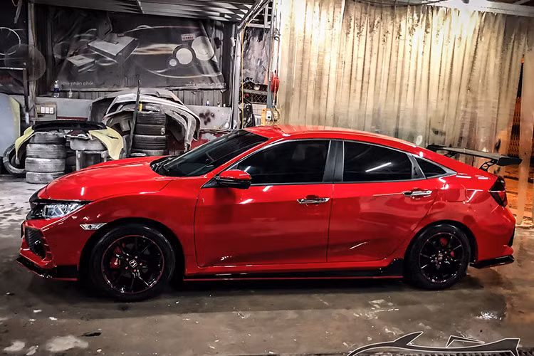 Hầu hết các chủ xe muốn nâng đời thành Honda Civic Type R có mức giá tiền tỷ trên thị trường hiện nay đều chọn phương án nhập khẩu bodykit của bản Type R từ nước ngoài, điều này giúp cho việc lắp đặt trở nên dễ dàng hơn khi các xưởng độ chỉ cần tinh chỉnh vài chi tiết là có thể lắp vừa Civic tiêu chuẩn.