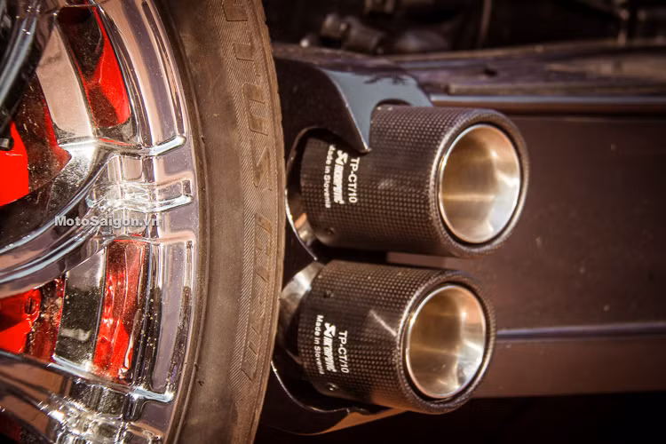 Vị trí nắp bình xăng được đặt ngay vị trí gác chân bên trái thân xe, dung tích bình lên đến 50 lít. Thêm một chi tiết đáng chú ý trên mẫu xe độ này chính là hệ thống 4 ống xã của Akrapovic dành cho ôtô được thiết kế khéo léo bên dưới phía sau thân xe cho ra âm thanh đầy uy lực.