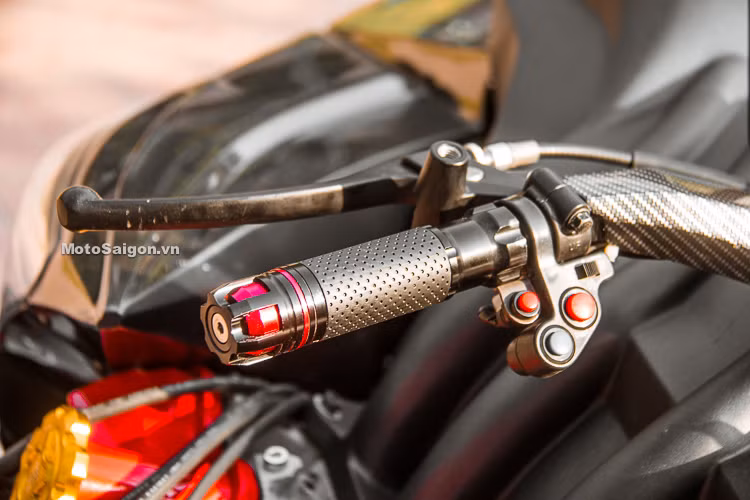 Cùm công tắc bên trái của Honda CBR1000RR độ Quadbull cũng đã được độ chế lại, với nút kích hoạt số lùi, nút bật đèn pha và còi khá tiện dụng.