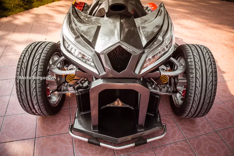 Cận cảnh dàn đầu xe hầm hố của QuadBull, tất cả các chi tiết nhựa như ốp đầu đèn, cản trước, dàn đuôi và yên xe đều được người thợ làm hoàn toàn thủ công. Phía mặt trước được thiết kế hốc lấy gió tản nhiệt. 